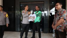 Kapolres Wonogiri, AKBP Deni Septiawan, S.I.K, M.H saat memberikan bingkisan ke perwakilan Ojol. (Foto Ist).
