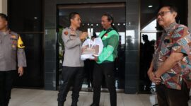 Kapolres Wonogiri, AKBP Deni Septiawan, S.I.K, M.H saat memberikan bingkisan ke perwakilan Ojol. (Foto Ist).